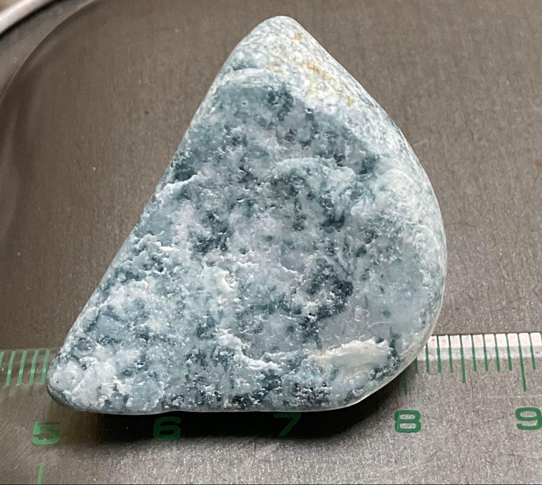 ［不思議な色］　表面にコバルト色の透過　糸魚川翡翠32g ヒスイ　ひすい