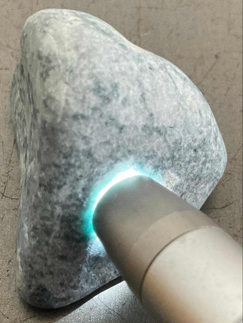 ［不思議な色］　表面にコバルト色の透過　糸魚川翡翠32g ヒスイ　ひすい