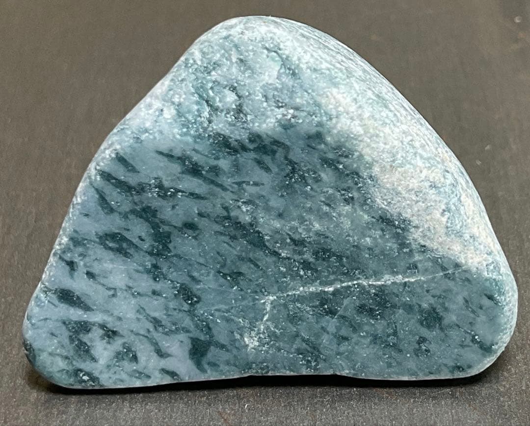 ［不思議な色］　表面にコバルト色の透過　糸魚川翡翠32g ヒスイ　ひすい