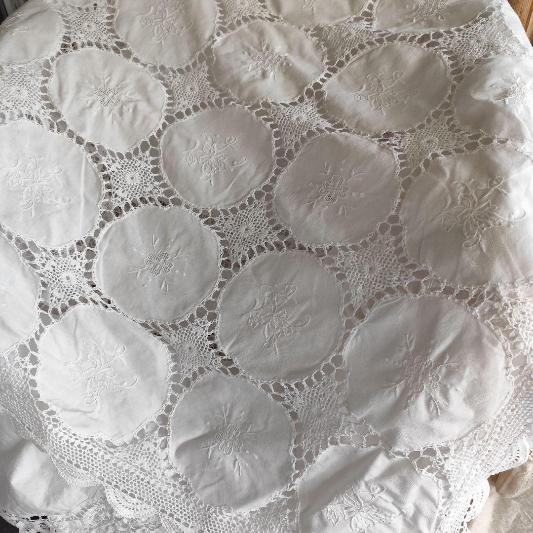 手刺繍入り円形パネル　手編みレース繋ぎ　ホワイト　フリークロス