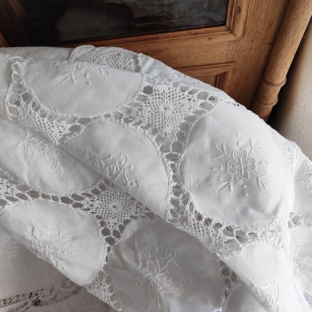 手刺繍入り円形パネル　手編みレース繋ぎ　ホワイト　フリークロス