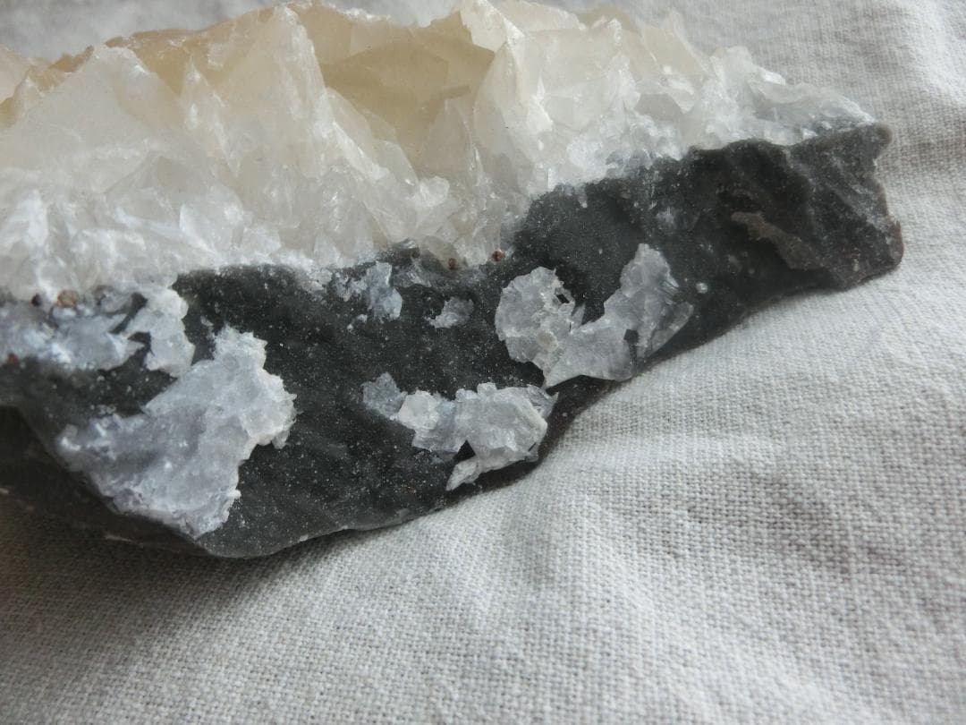 【カルサイト】 母岩つき 原石