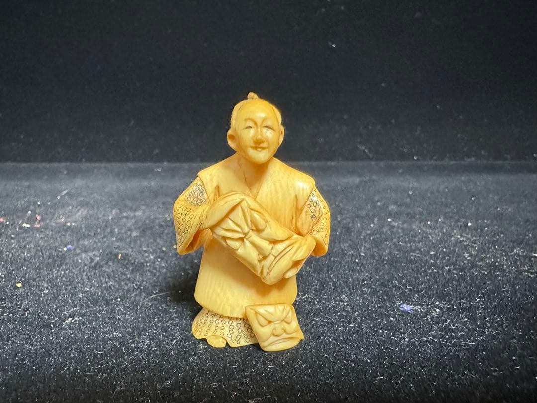 極上　根付　天然素材　彫刻 置物　細密細工　骨董　アンティーク