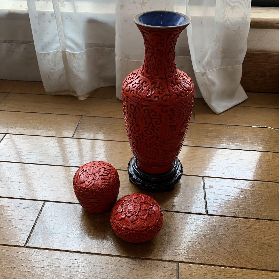 48 堆朱壺　花瓶　朱色　中国