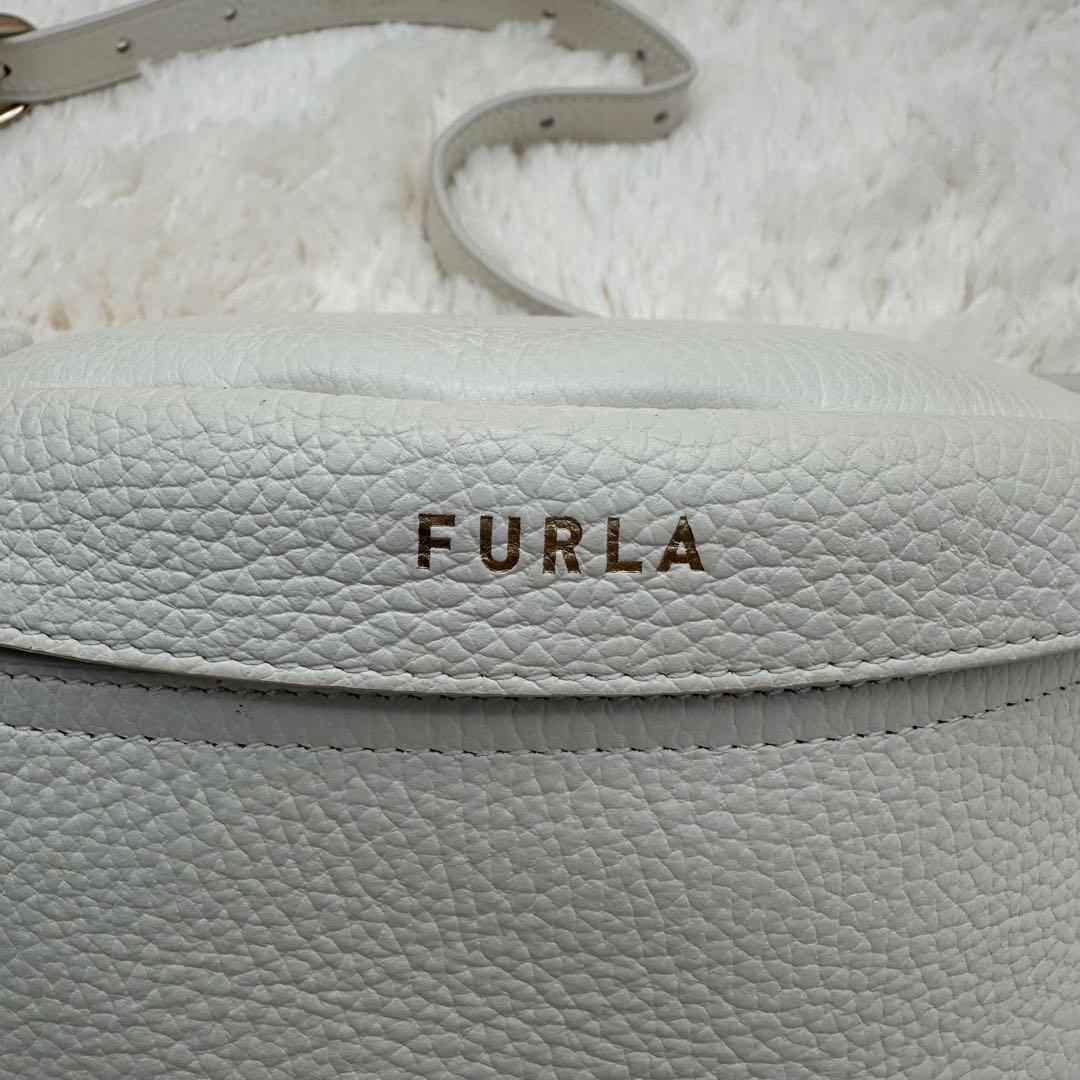 ✨極美品✨フルラ　ウエストポーチ　ボディーバッグ　オールレザー　白　男女兼用