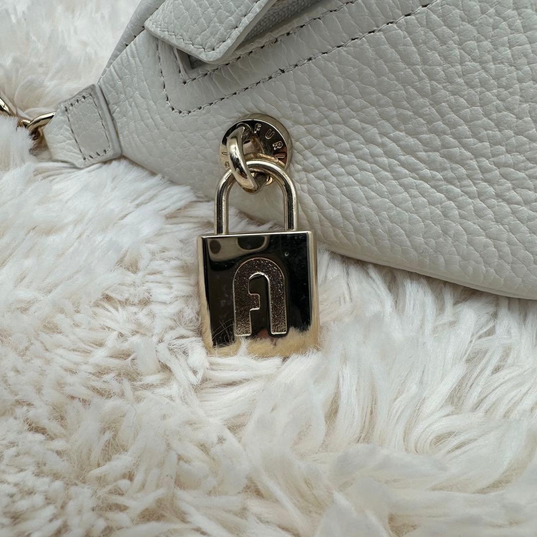 ✨極美品✨フルラ　ウエストポーチ　ボディーバッグ　オールレザー　白　男女兼用