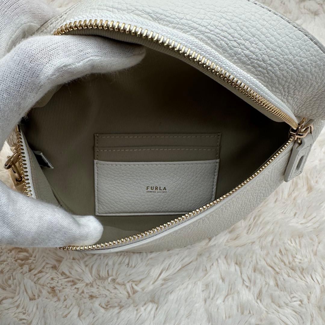 ✨極美品✨フルラ　ウエストポーチ　ボディーバッグ　オールレザー　白　男女兼用