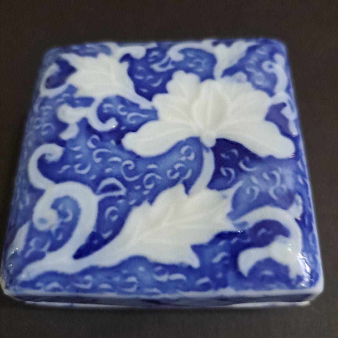 お値下げ中　江戸中　古伊万里　陽刻　白抜菊図　極上　角型香合　よろけ図染付