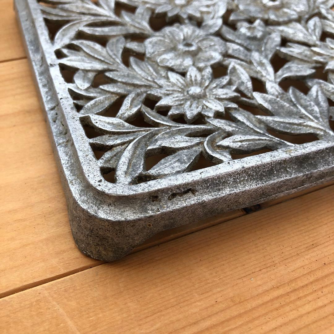 花のレリーフが美しい古い鍋敷き　トリベット　アンティーク　フランス　no.288