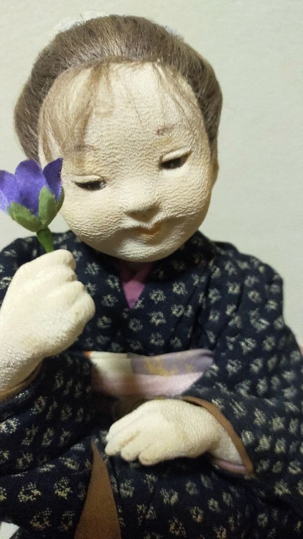 ④創作人形　花を持った少女