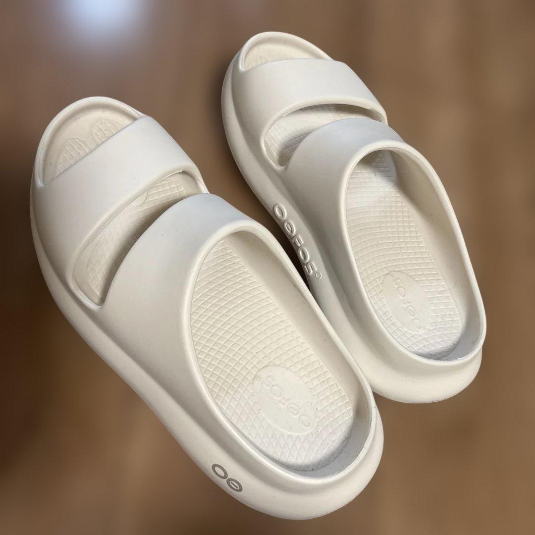 美品 OOFOS ウーフォス リカバリーサンダルCHALK 24cm(男女兼用)