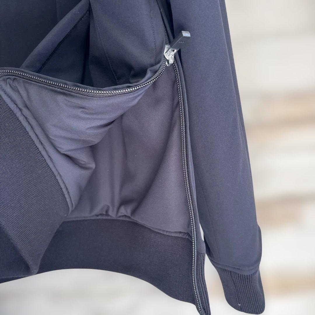 ウノピューウノウグァーレトレ　新品　アウター　ウィンドブレーカー　サイズXL