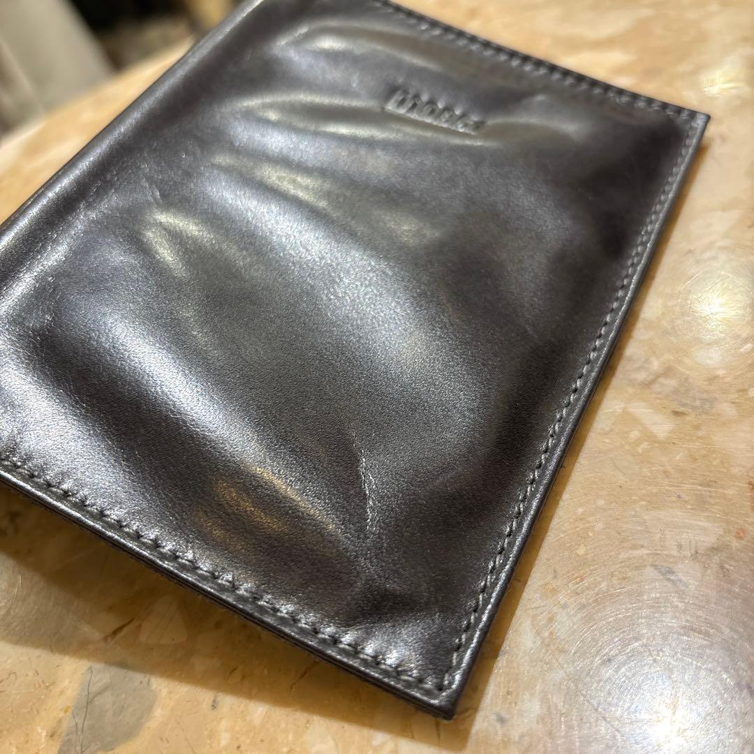 新品タグ付きm0851 黒 レザー パスポートケース