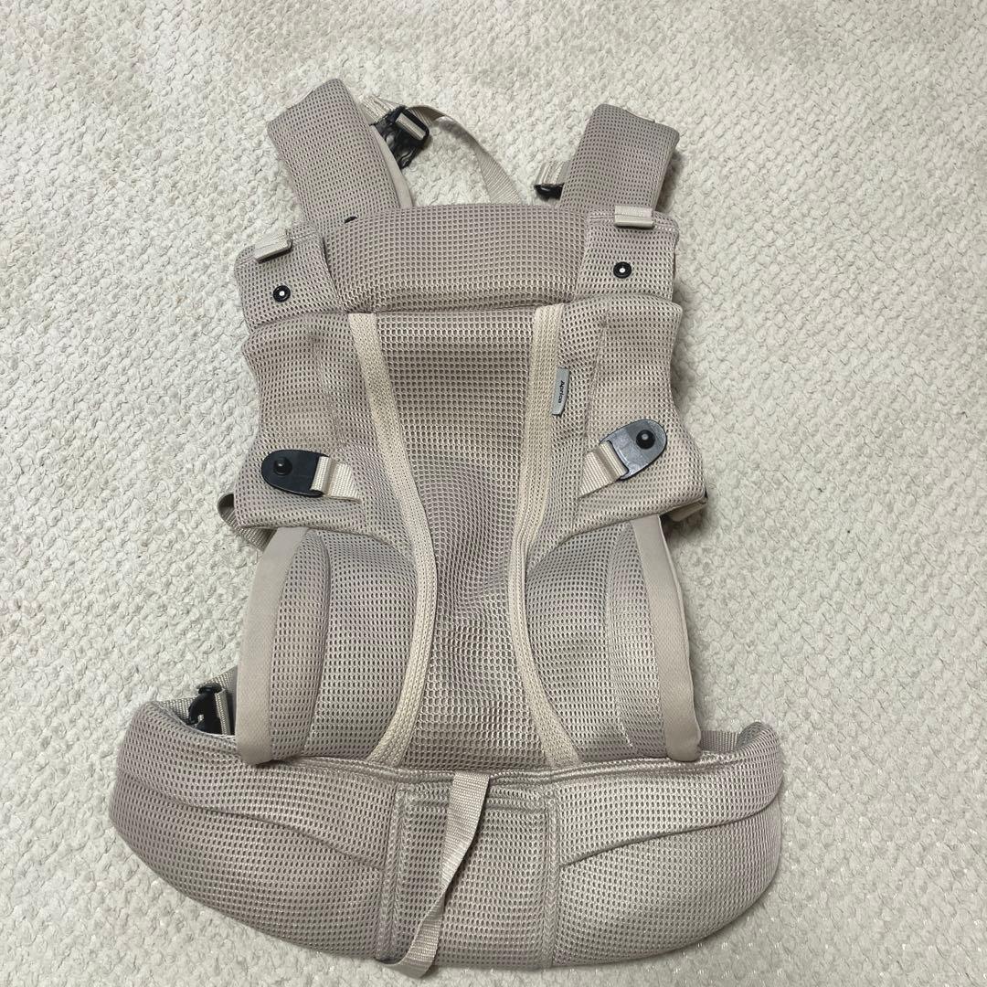 アップリカ　ラクリス　ベージュ メッシュ 抱っこ紐