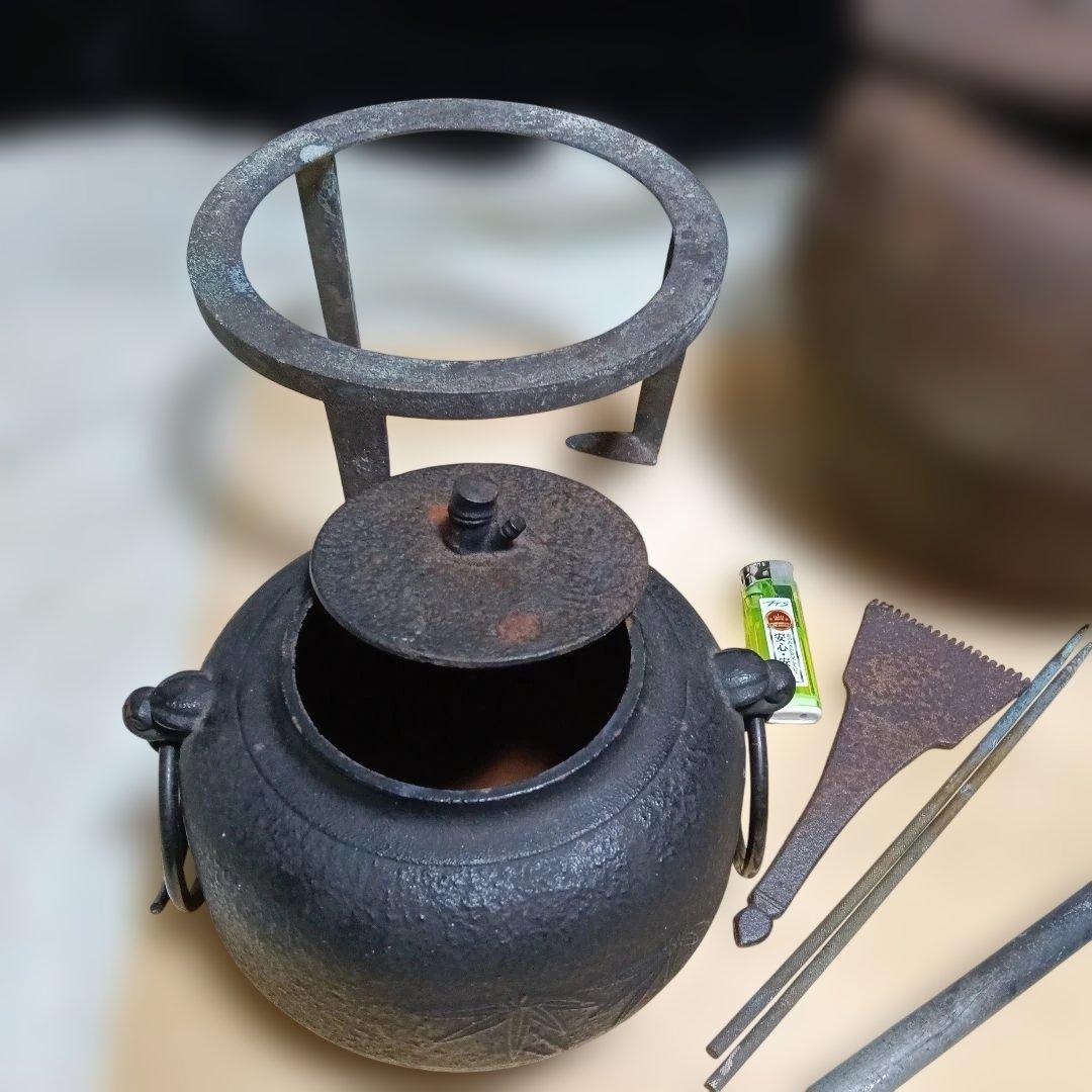 96..伝統的な鉄製南部、炭消し釜、五徳、火鉢セット、