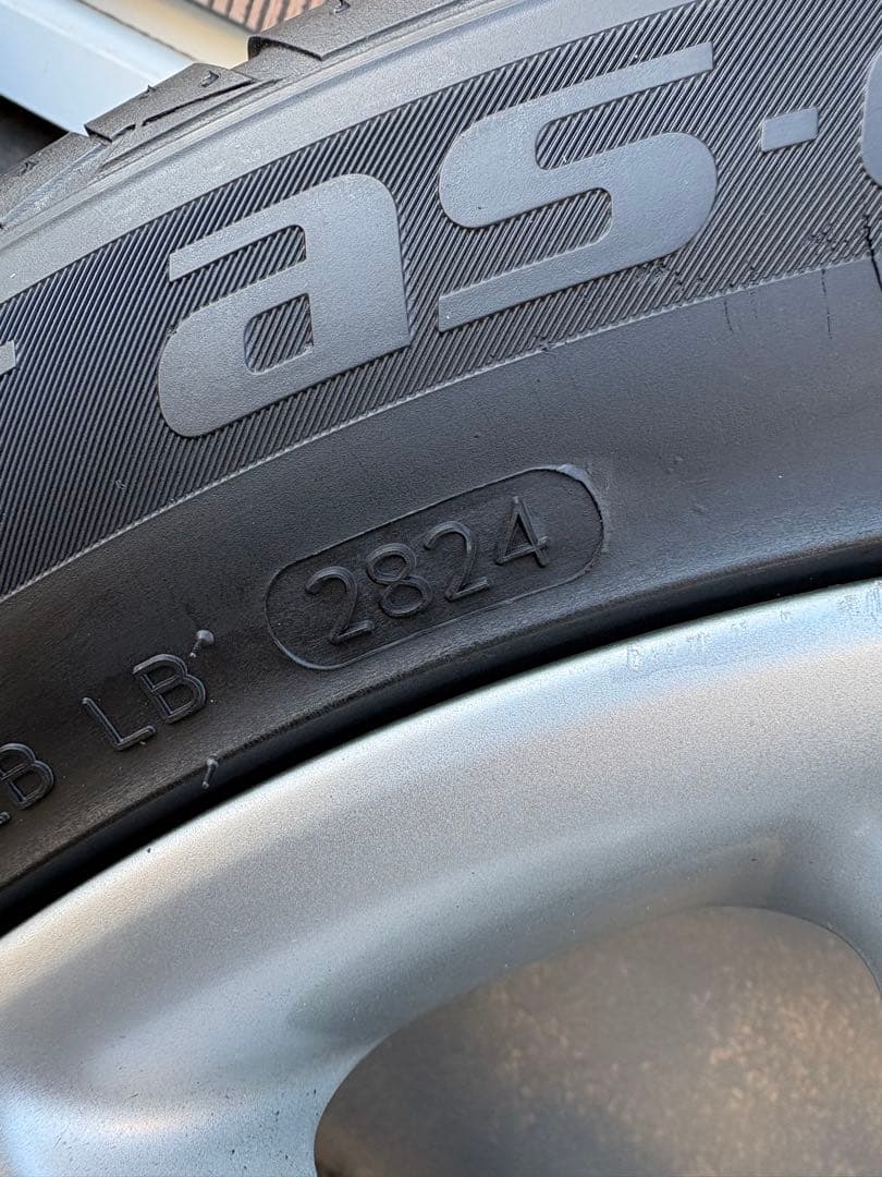 トヨタプリウスα純正17インチホイールセット Laufennタイヤ付き