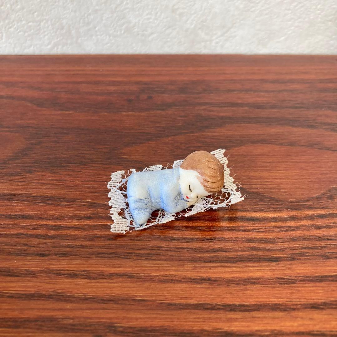 レースの上で寝てるベビー　人形　ミニチュア　ドイツ　ヴィンテージ