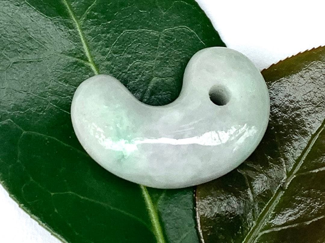 ✳親方絶賛50万円でも安価です‼️極上*氷*の肌目　糸魚川翡翠勾玉　機械鑑定付‼️