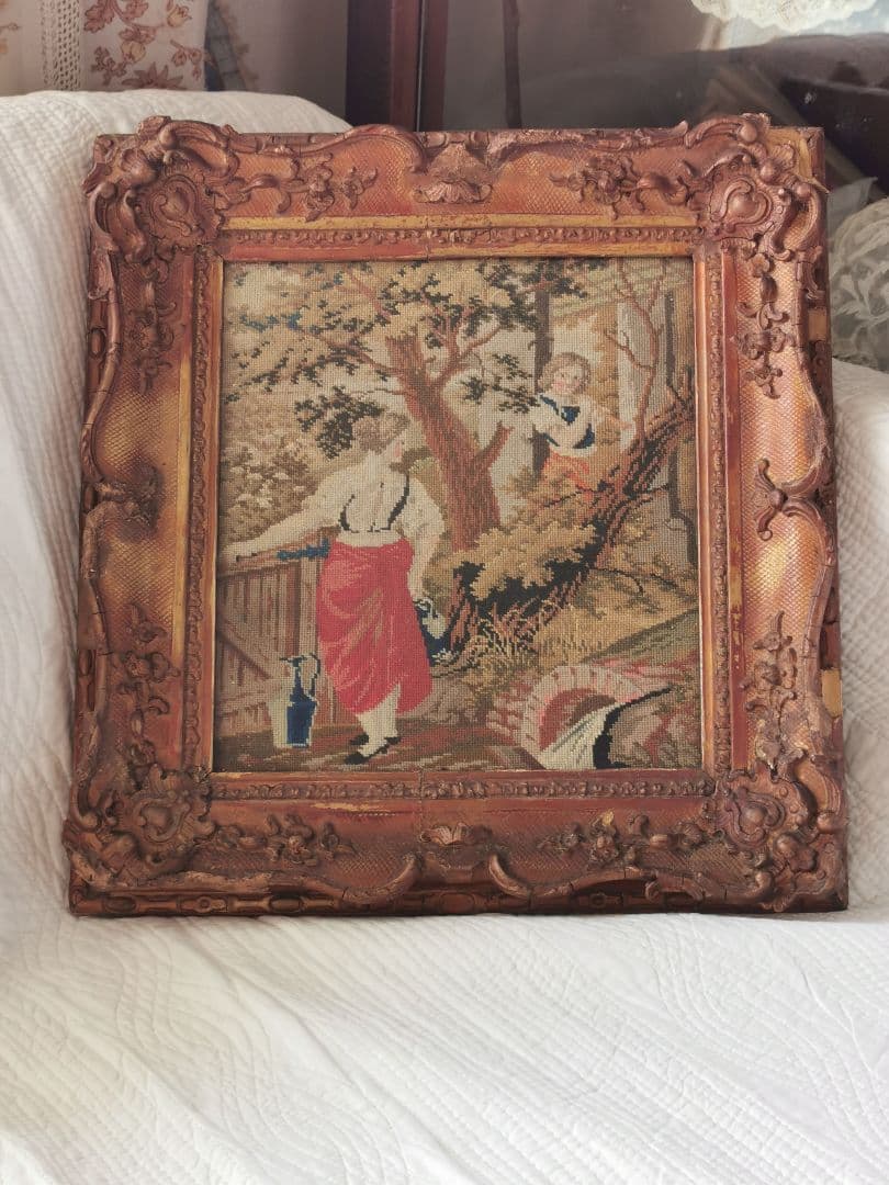 アンティーク 水を汲む女性 ラッパを吹く少年 プチポワン彫刻額装 ガラスフレーム