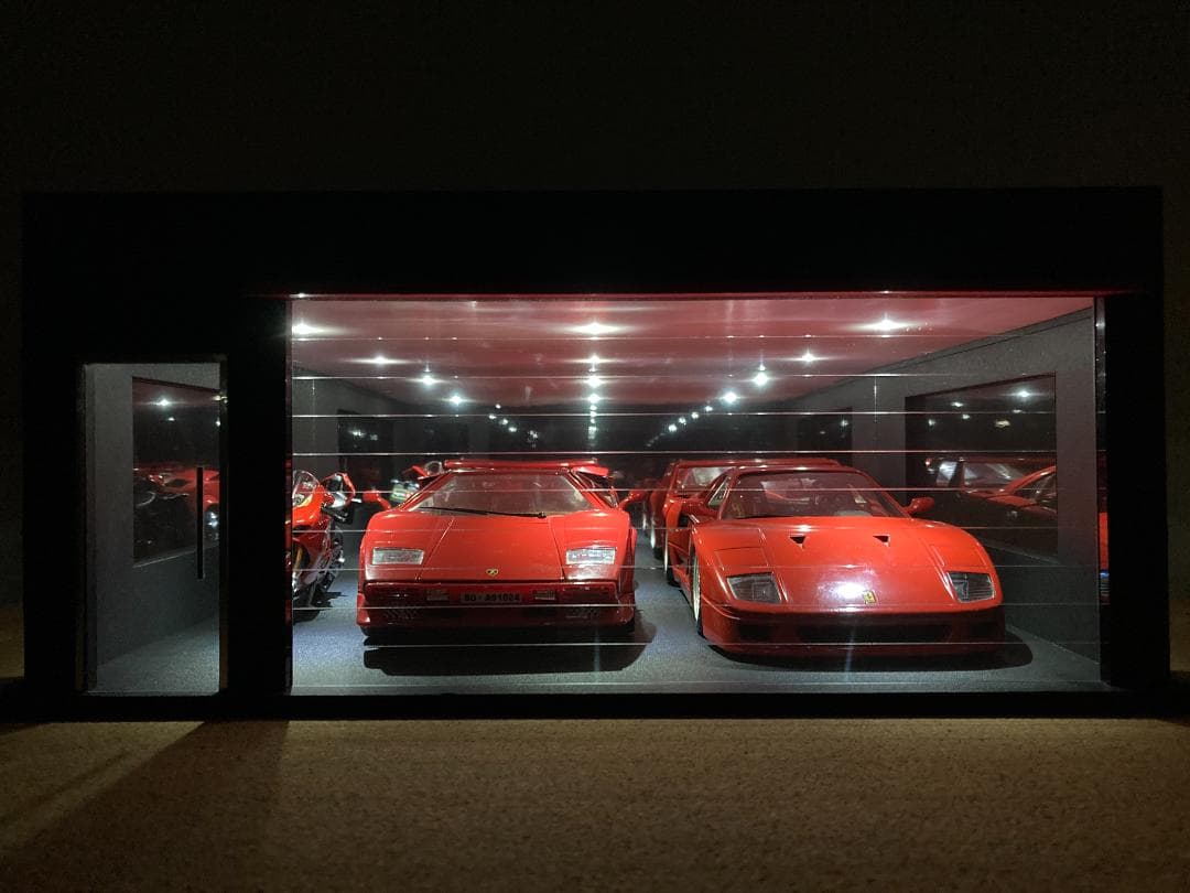 ミニカー用ジオラマ：1/18 ショールームタイプガレージ／車＆バイク展示！