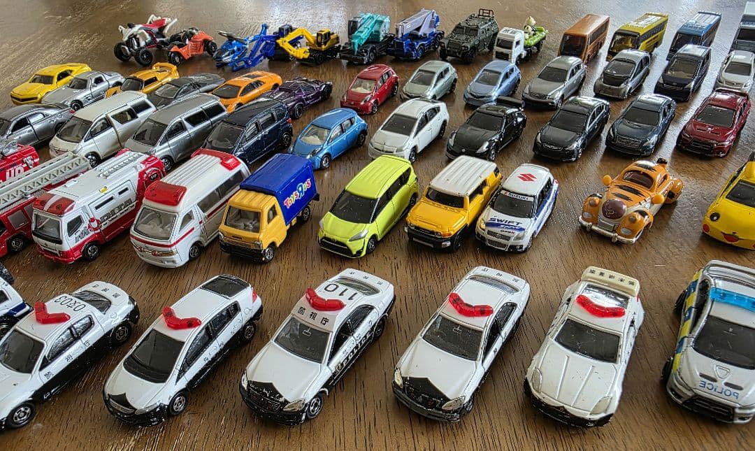 トミカまとめ売り　75台＋パーキングケース2ケース