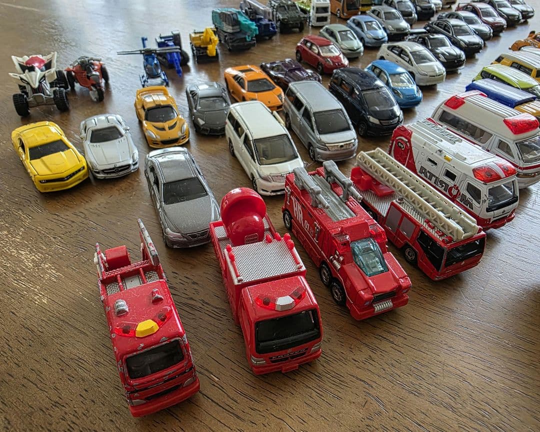 トミカまとめ売り　75台＋パーキングケース2ケース