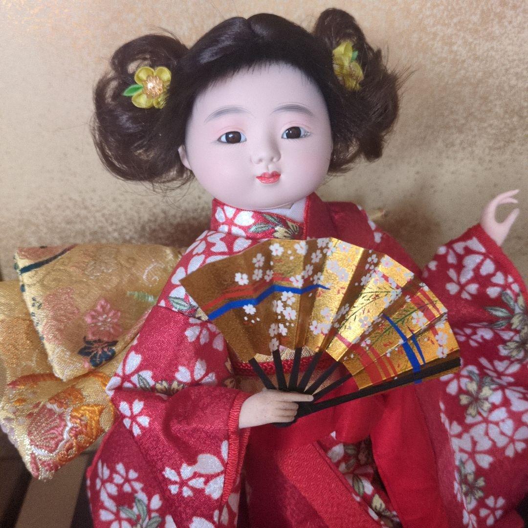 赤色花柄着物の日本人形