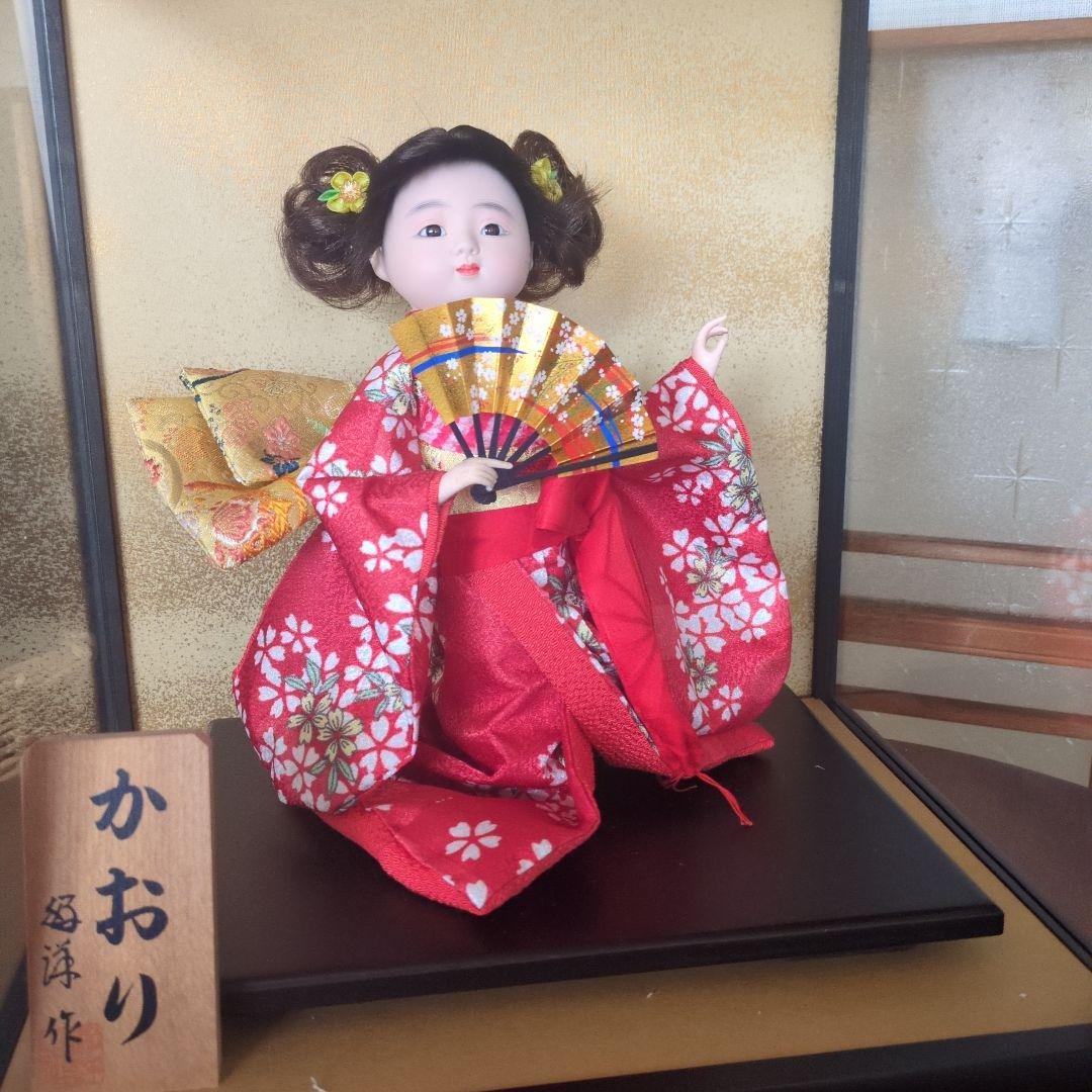 赤色花柄着物の日本人形