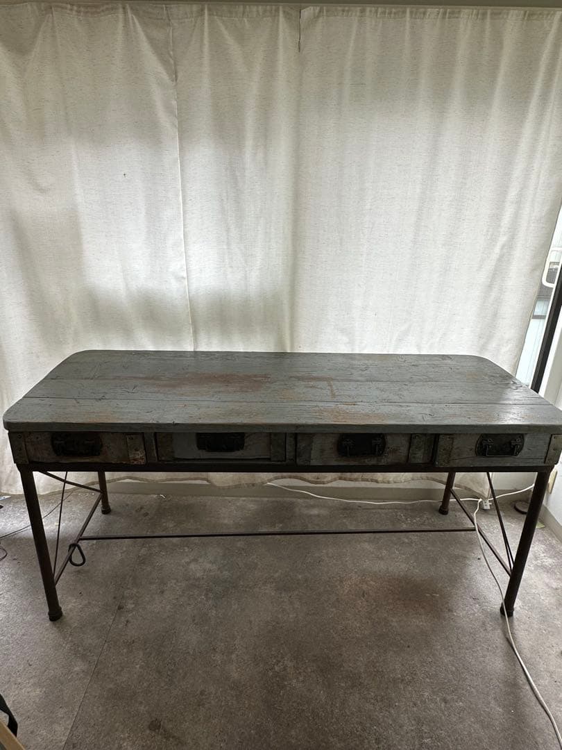 ヴィンテージ風グレーのテーブル