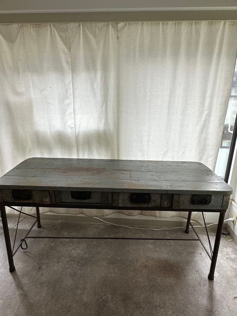 ヴィンテージ風グレーのテーブル