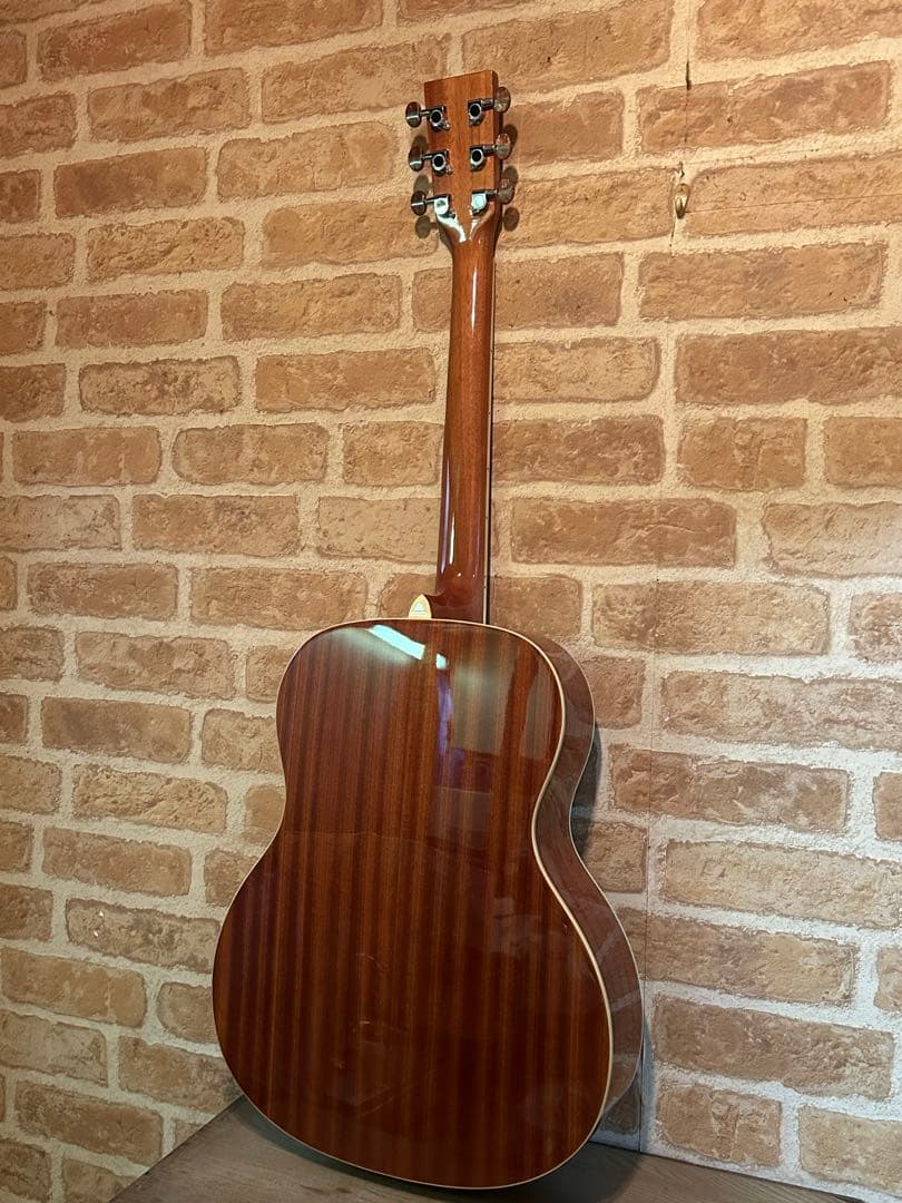 マホガニーボディーアコースティックギター