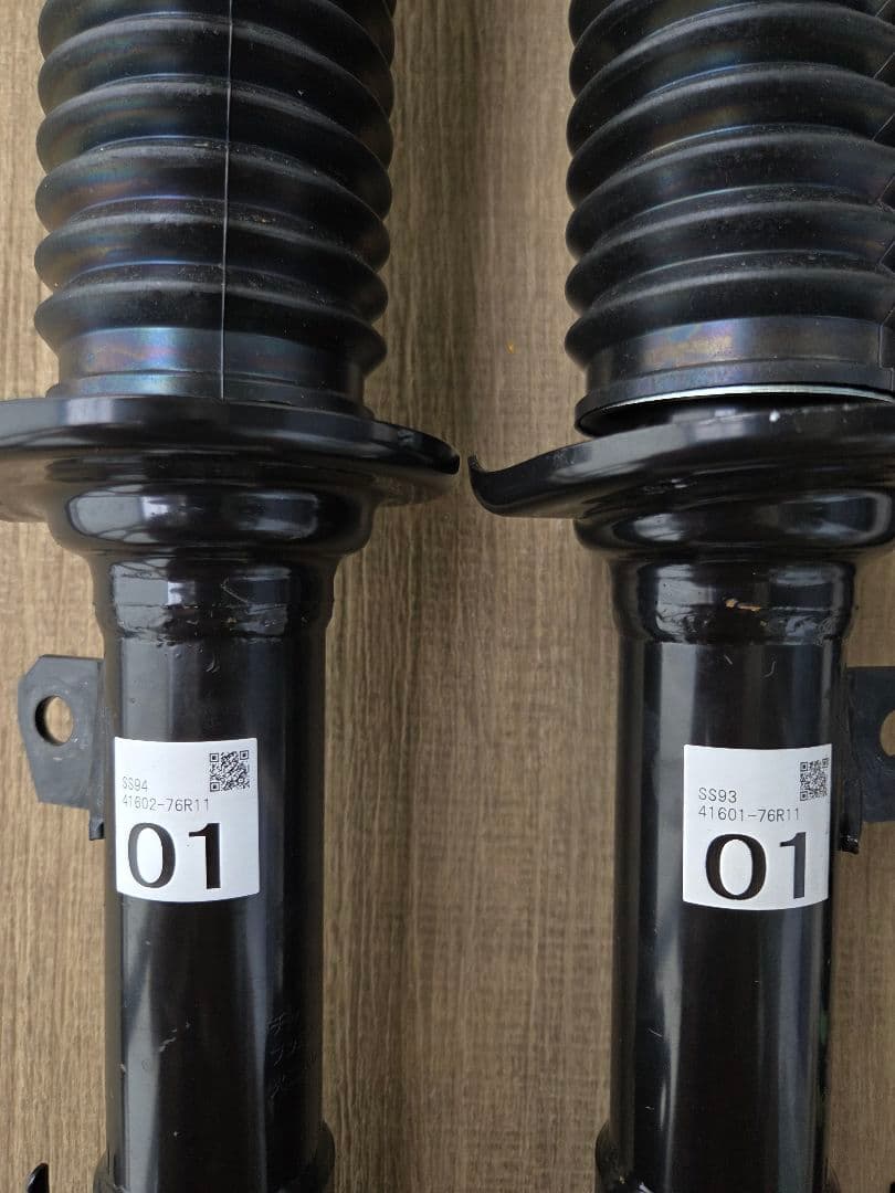 【新品】スズキ　クロスビー　ＦＦ車　純正ショックアブソーバー