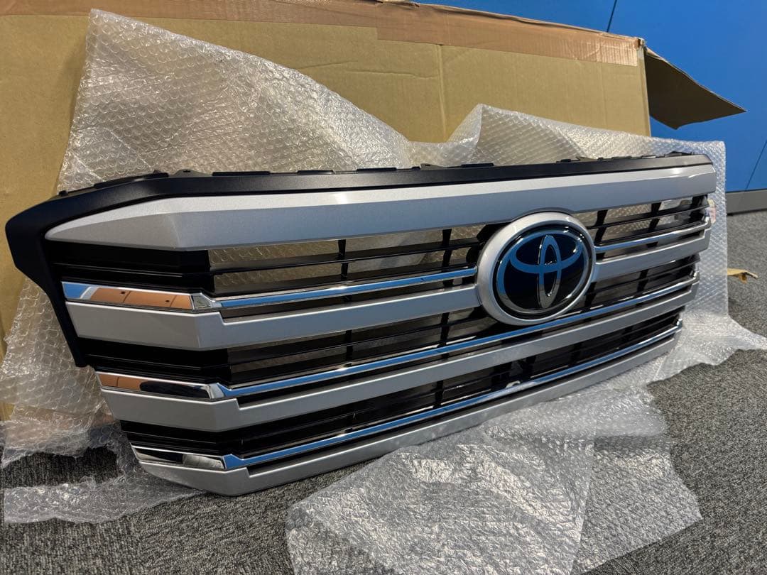 トヨタ ランクル300 純正グリル
