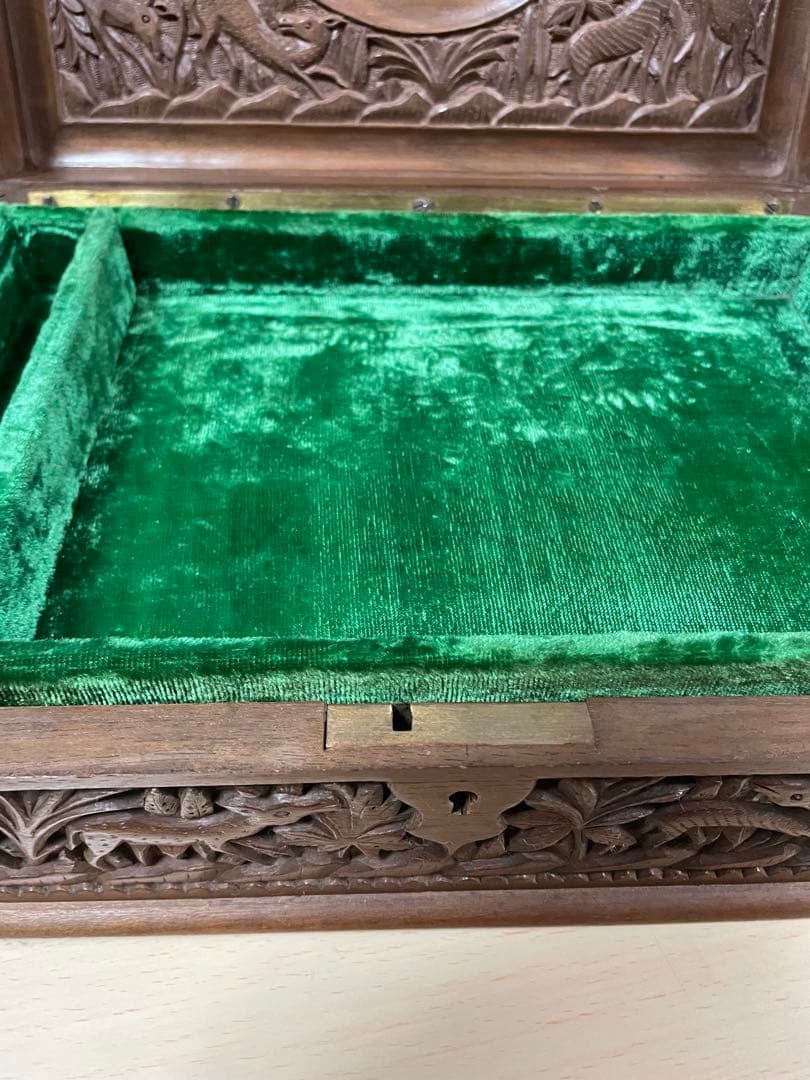 ヤギ　インド　アニマル　カシミール　伝統工芸品　ウォルナット　木製彫刻　ボックス