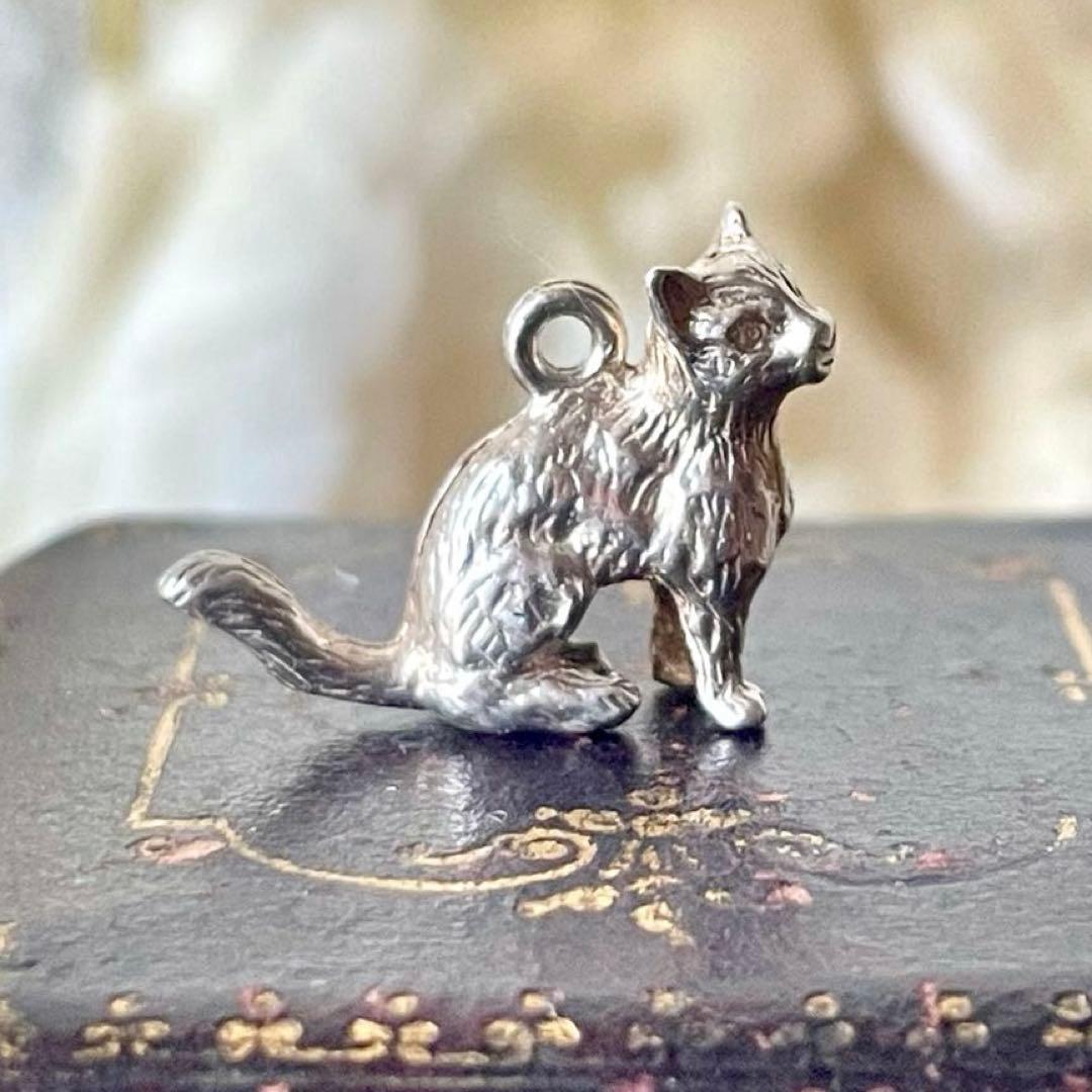 シルバー製猫のチャーム　ペンダントトップ　イギリスヴィンテージ　キャットネコねこ