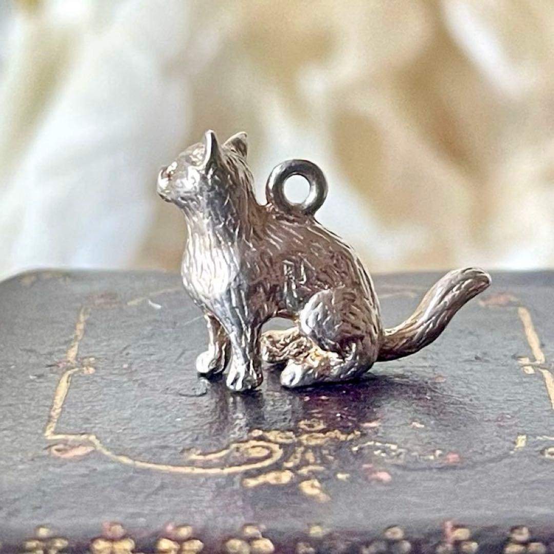 シルバー製猫のチャーム　ペンダントトップ　イギリスヴィンテージ　キャットネコねこ