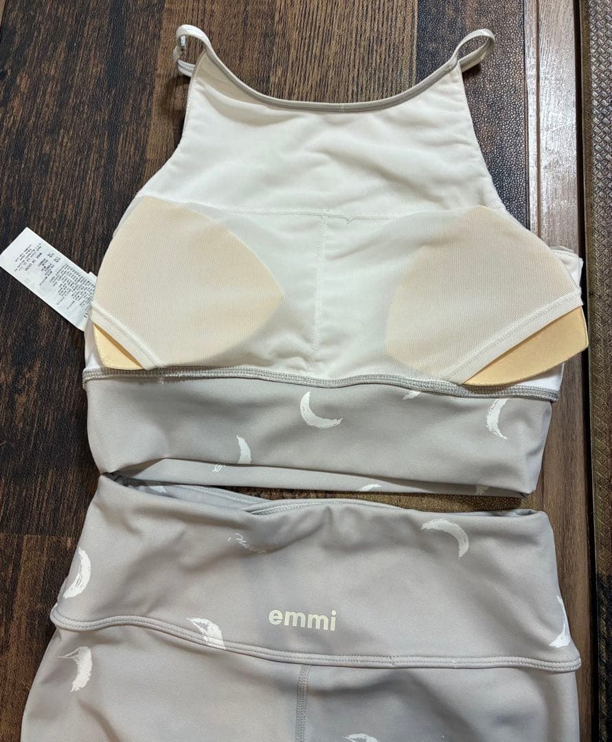 新品同emmi yogaエミヨガ　ヨガウェア　グレージュ×ムーン　ペイントタッチ