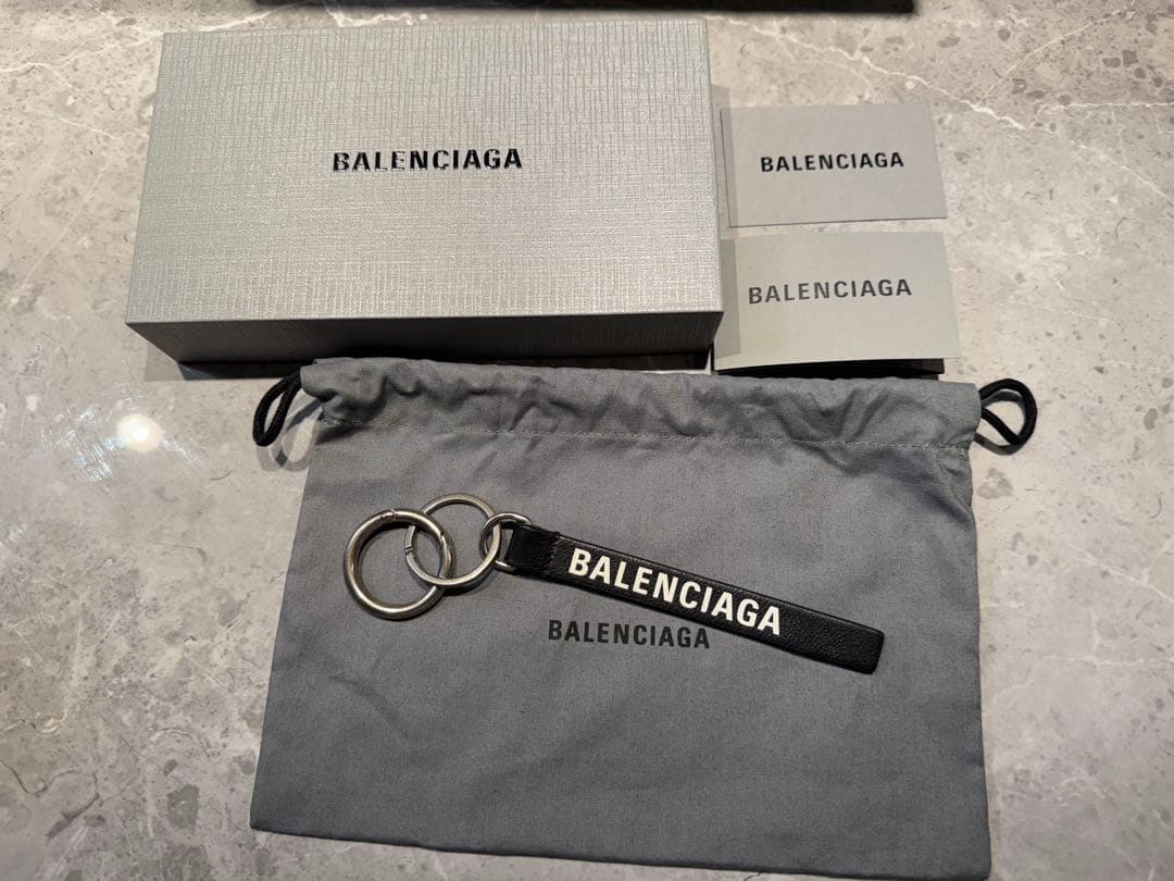 BALENCIAGA キーリング　レザー　ブラック　ホワイト　キーホルダー
