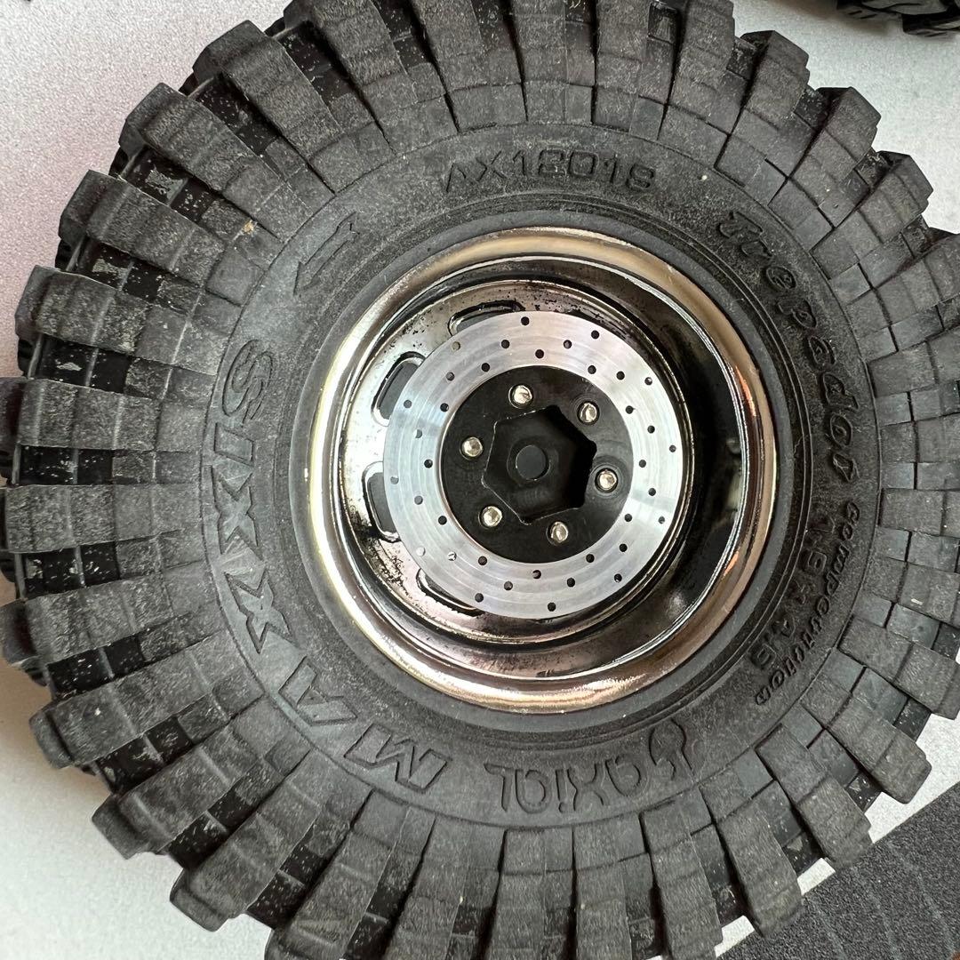 RC4WD 6LUG1.9クロームホイール、axial純正トレパドールタイヤ