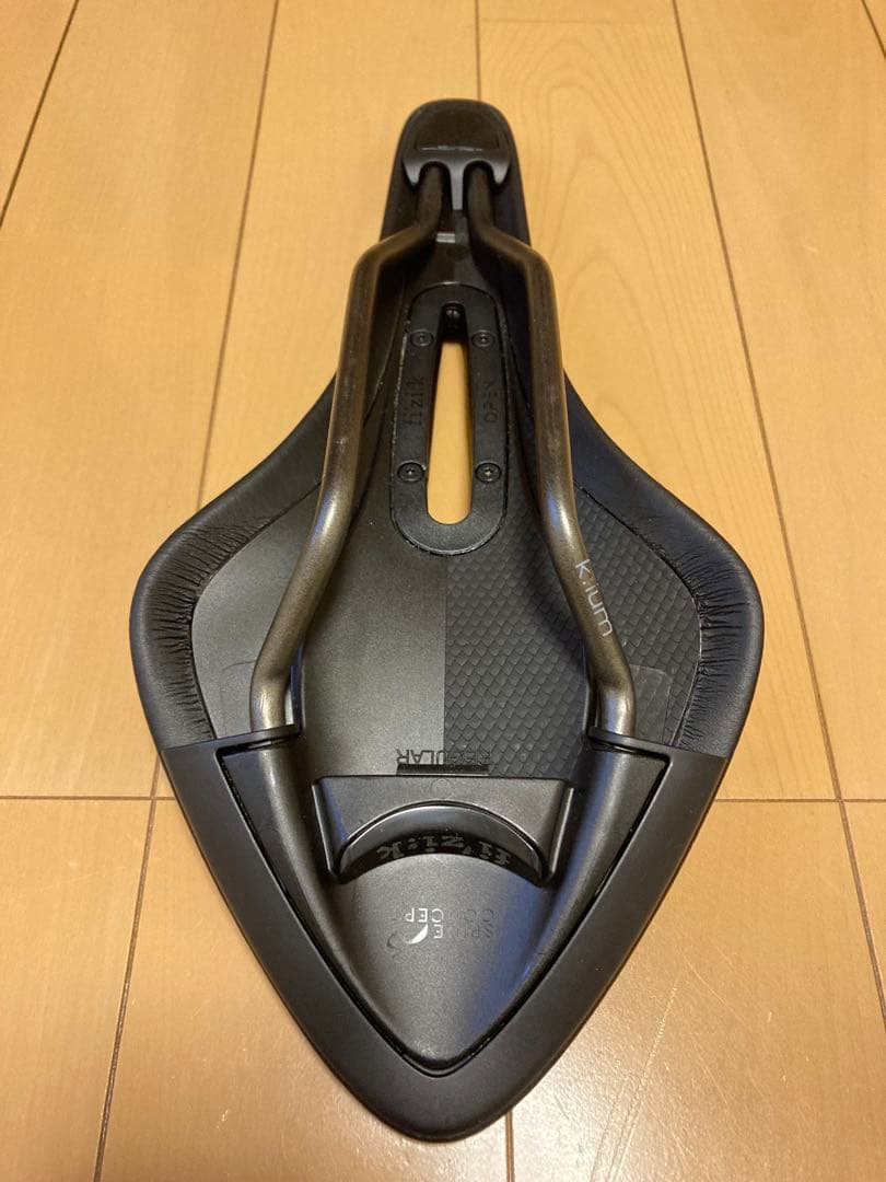 フィジーク　サドル　アリオネR3 k:iumレール