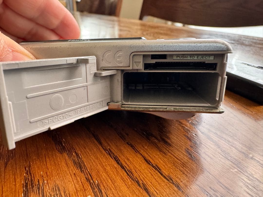 Fujifilm FinePix F11 コンパクトデジタルカメラ