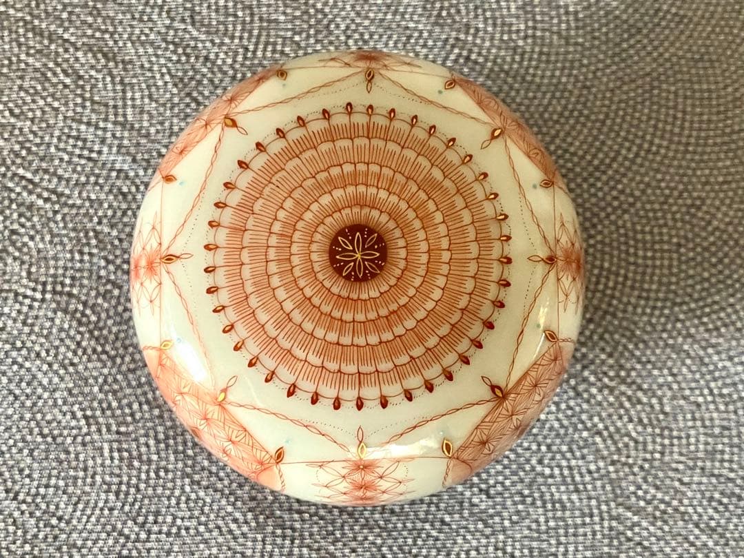 見附正康作　香合　赤絵細描小紋