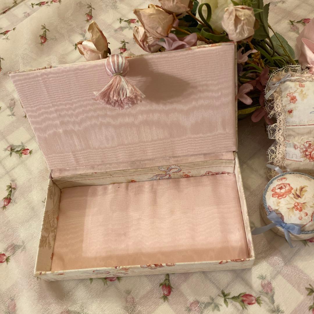 フランスアンティークお花柄 カルトナージュ　ミニクッション ピンクッション