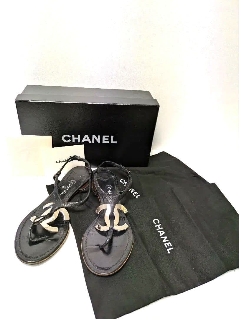 CHANELシャネルトングサンダル 黒ペタンコ　371/2シルバーシャネルマーク