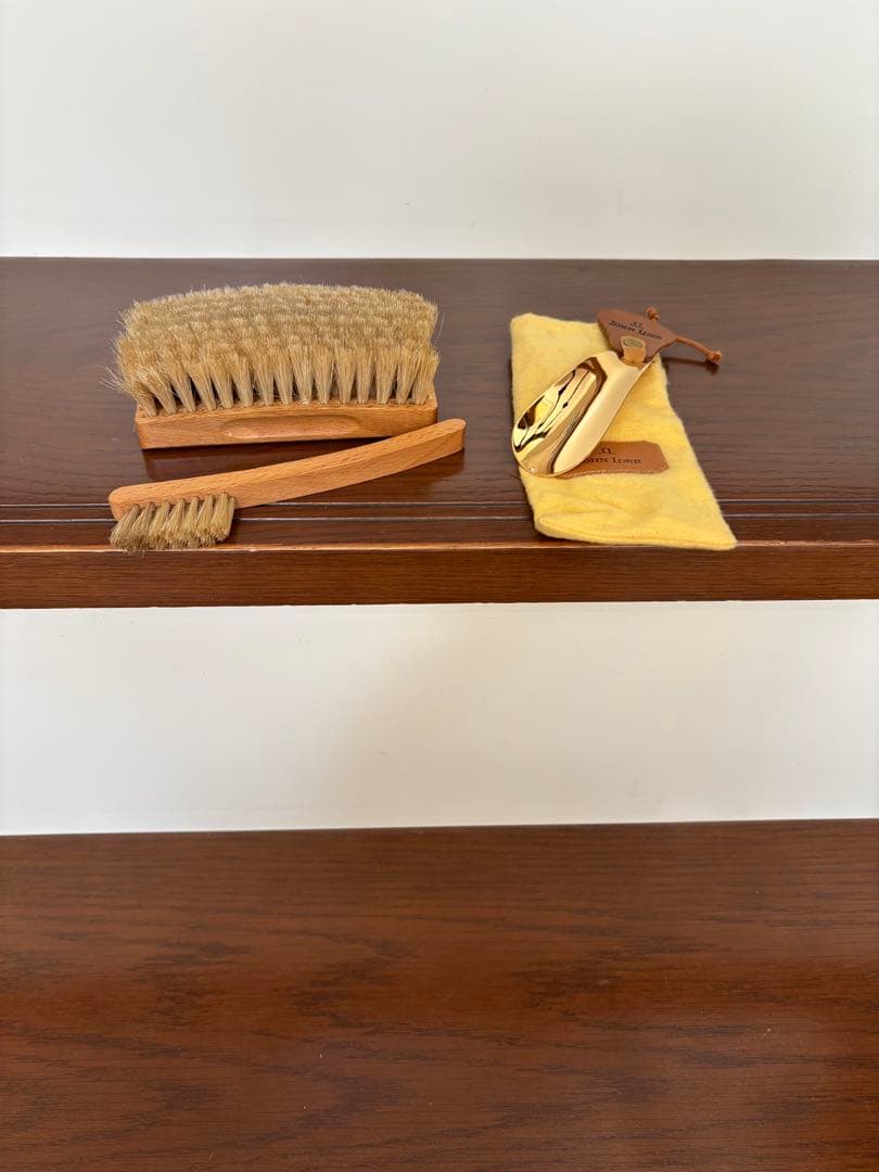 JOHN LOBB 真鍮製靴べら 、ブラシ、靴クリーム 革製品の取扱い説明書