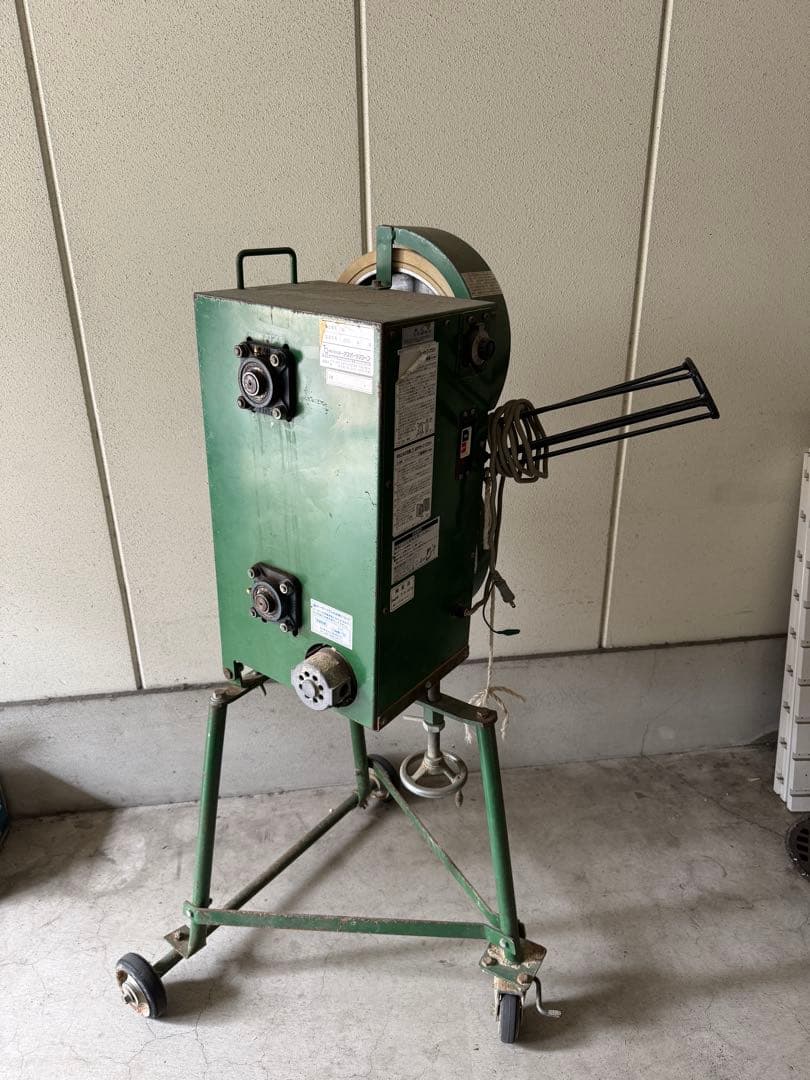 ピッチングマシン 緑色 ボール発射装置付き