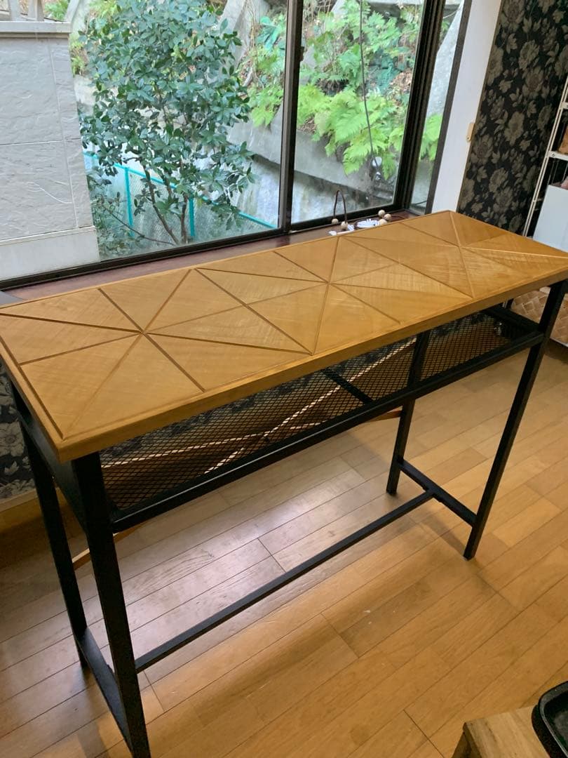 スタイリッシュなカウンターテーブル