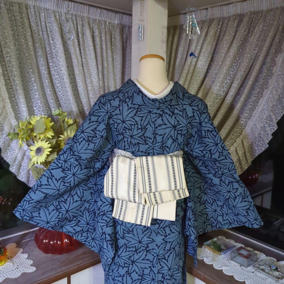 灰青色の地に、一面に染められた楓が清々しく上品な藍染めの浴衣です