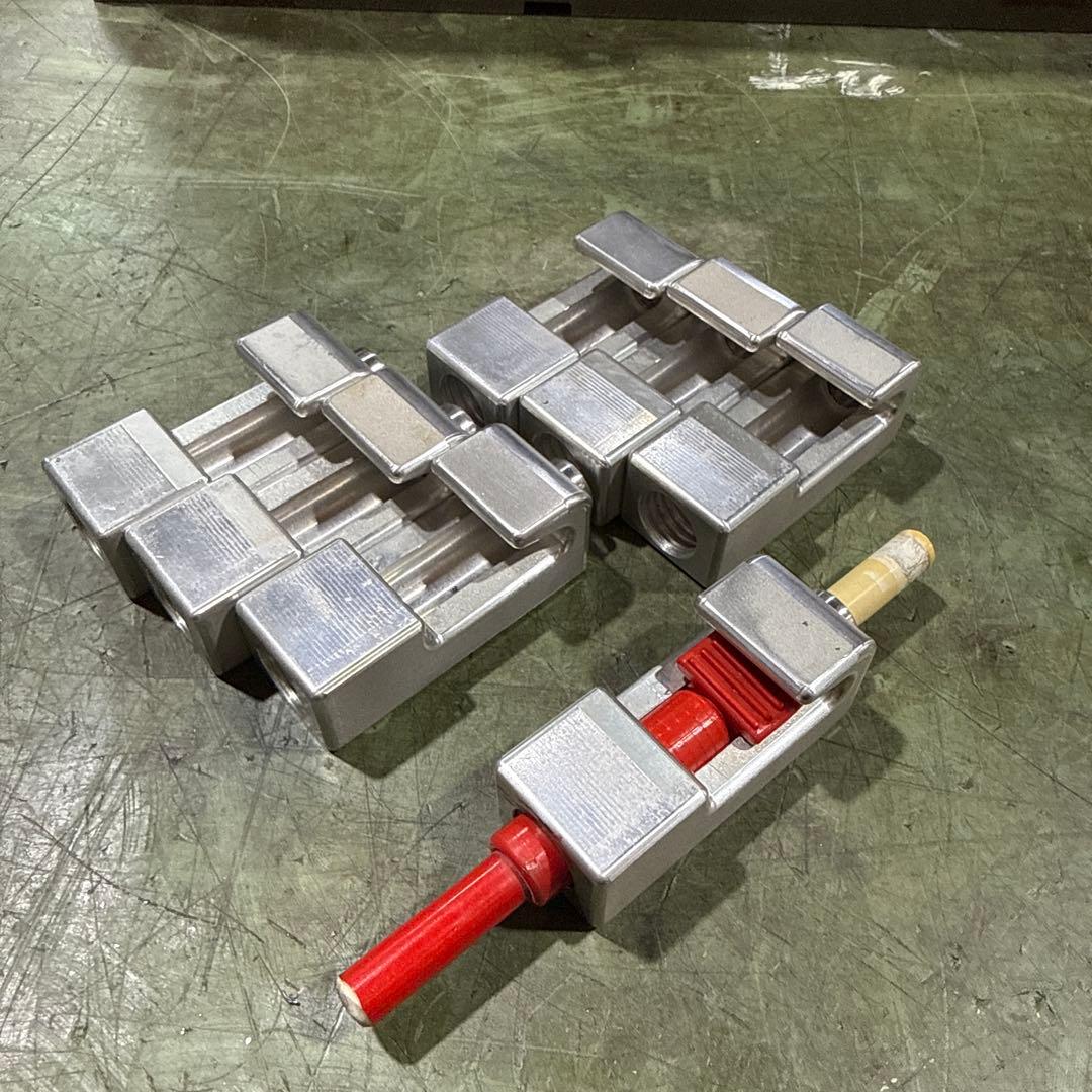 バレーボールのアンテナをネットに固定するパーツ