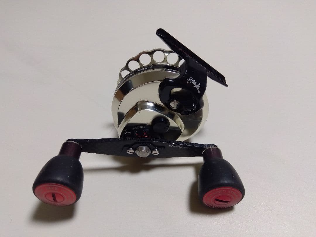 黒鯛工房・アスリートレーサー65HGーGB（左）